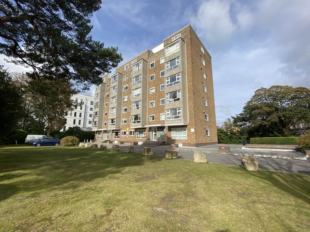 NO CHAIN!!  2 BEDROOM FIRST FLOOR APARTMENT* SHARE OF FREEHOLD* REQUIRES MODERNISATION* UNDERGROUND PARKING* IDEAL BUY TO LET* 200 YARDS FROM BEACHES.